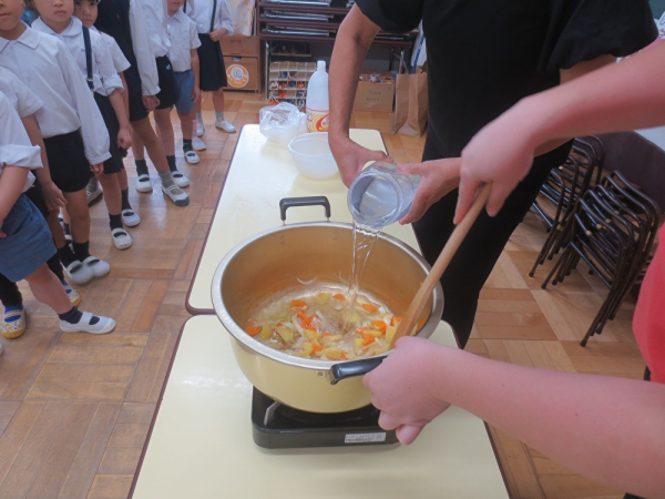 皆で美味しいカレー作り♪　～年長組～